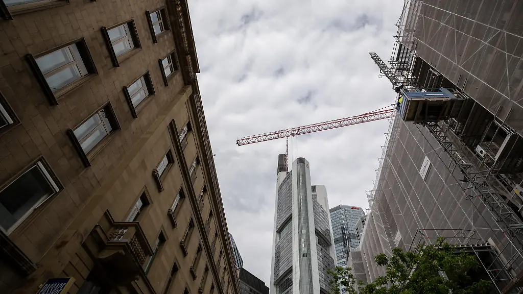 05-05-26-Frankfurt-Symbolfoto-Illustrationsbild-Symbolbild-Illustrationsfoto-Alltagsszene-Blick-auf-den-Commerzbank-Tower-im-Bankenviertel-Das-Bild-steht-symbolisch-fuer-Entwicklungen-im-europaeischen-Bankensektor-darunter-Diskussionen-ueber-Fusionen-Uebernahmen-und-Konsolidierung-grosser-Finanzinstitute-Moderne-Hochhausarchitektur-unter-bewoelktem-Himmel