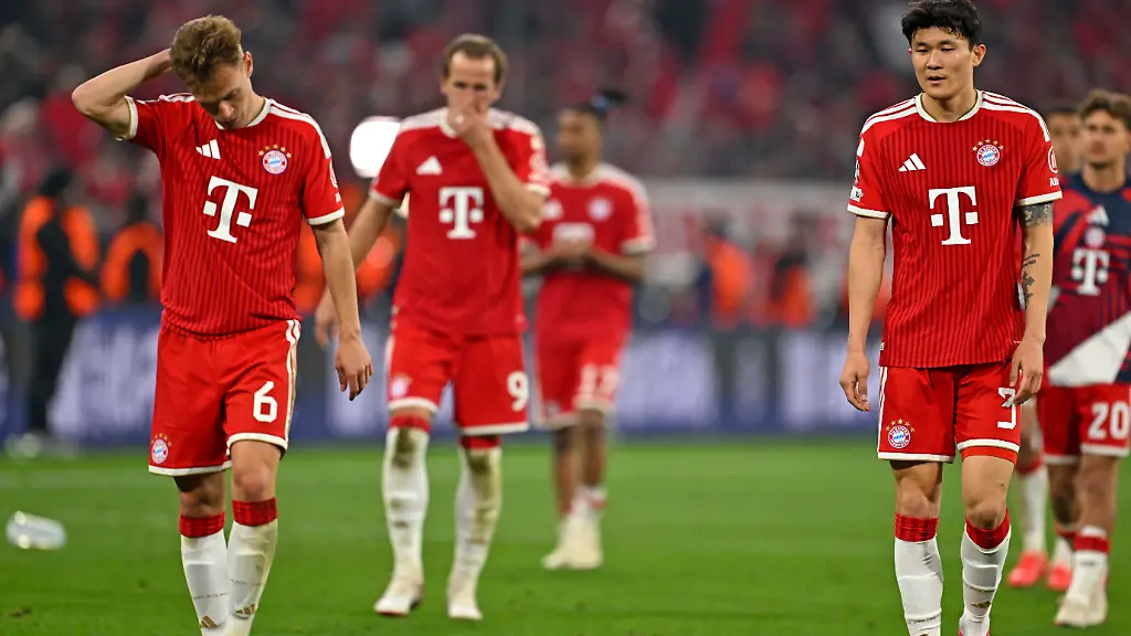06-05-2026-Fussball-UEFA-Championsleague-2025-2026-Halbfinale-Rueckpiel-FC-Bayern-Muenchen-Paris-St-Germain-in-der-Allianz-Arena-Muenchen-v-l-Joshua-Kimmich-FC-Bayern-Muenchen-Harry-Kane-FC-Bayern-Muenchen-Min-jae-Kim-Bayern-Muenchen-Minjae-Kim-und-Tom-Bischof-Bayern-Muenchen-lassen-die-Koepfe-haengen-DFL-and-DFB-regulations-prohibit-any-use-of-photographs-as-image-sequences-and-or-quasi-video-Waehrend-des-Spieles-duerfen-laut-DFL-Richtlinien-nur-max-15-Bilder-im-Internet-verwendet-werden-Ausgenommen-Bilddatenbanken