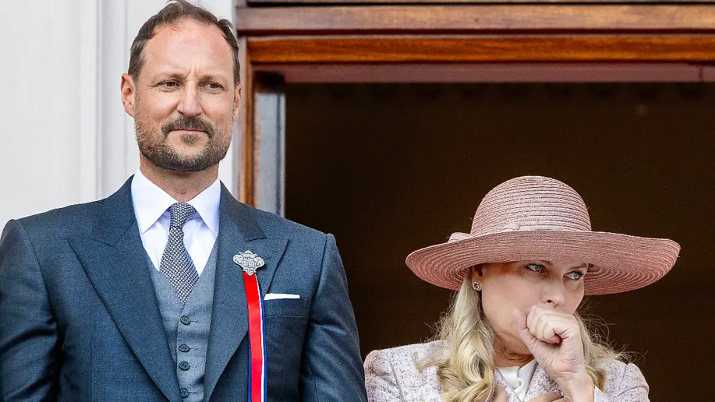 Geschwächt am Nationalfeiertag: Mette-Marit kämpft sichtbar mit ihrer Krankheit
