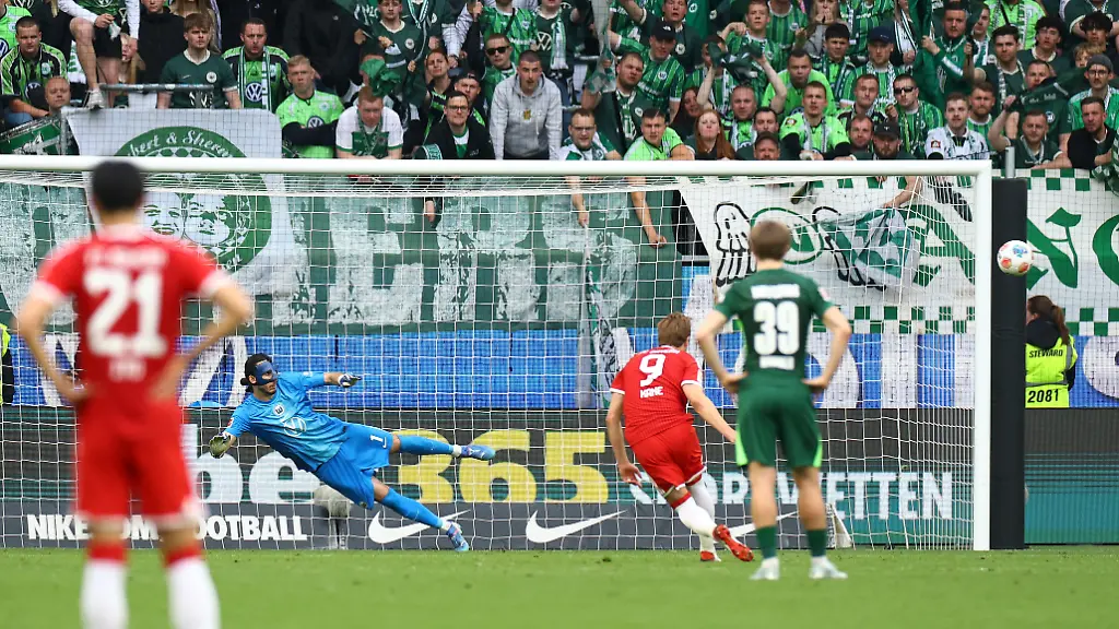 Soccer-Football-Bundesliga-VfL-Wolfsburg-v-Bayern-Munich-Volkswagen-Arena-Wolfsburg-Germany-May-9-2026-Bayern-Munich-s-Harry-Kane-misses-a-penalty-kick-REUTERS-Lisi-Niesner-DFL-REGULATIONS-PROHIBIT-ANY-USE-OF-PHOTOGRAPHS-AS-IMAGE-SEQUENCES-AND-OR-QUASI-VIDEO