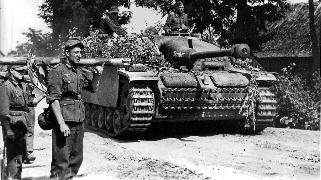 1944-rollt-in-Russland-ein-Sturmgeschuetz-III-mit-langer-7-5cm-Kanone-an-Infanterie-vorbei-Der-Panzer-fuehrt-bereits-die-geschossabweisende-Saukopfblende-Der-vordere-Soldat-traegt-eine-Panzerfaust-Typ-Panzerschreck-Aufnahmedatum-01-09-1944-30-09