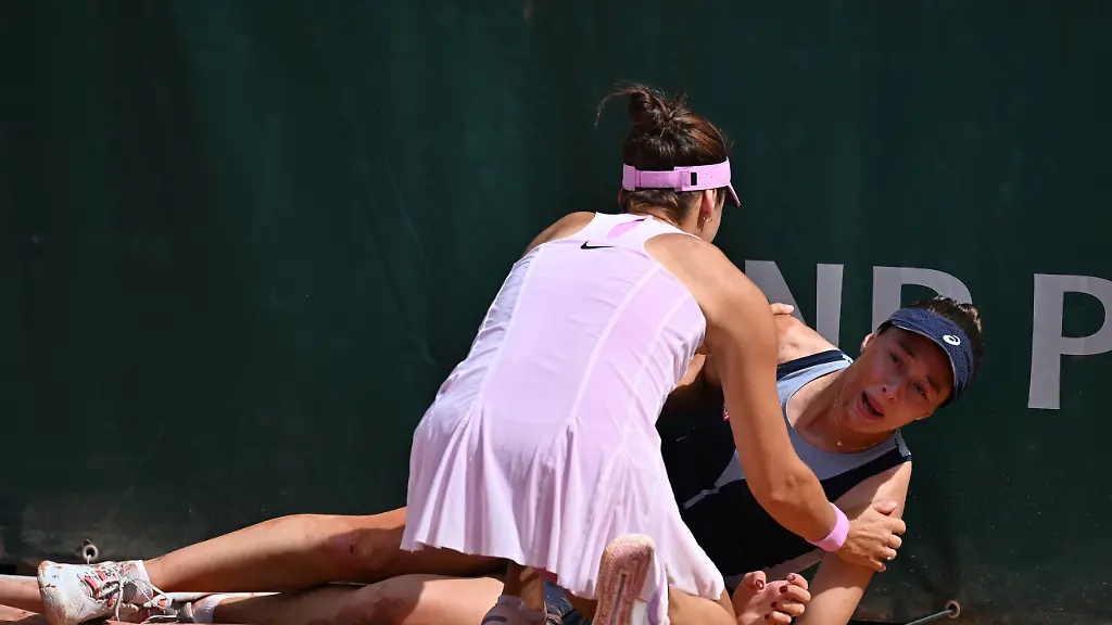 Wut und Schmerz bei French Open: Tennisprofi muss für Unfall mit Werbeaufsteller teuer bezahlen