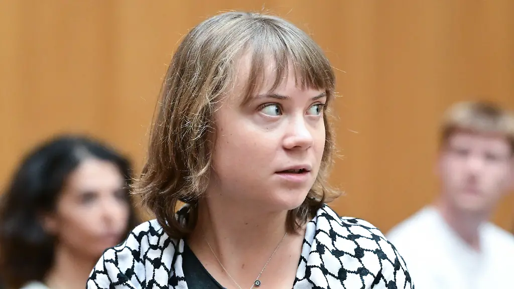 Angriff auf Rüstungsunternehmen: Greta Thunberg taucht bei Gerichtsverhandlung in Stuttgart auf