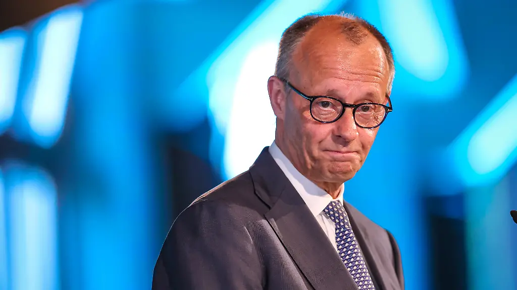 27-05-2026-Politik-Bundeskanzler-Friedrich-Merz-CDU-bei-seiner-Rede-auf-der-Buehne-zu-Gast-als-Festredner-beim-Festakt-in-der-Schuetzenhalle-Huesten-bei-Arnsberg-80-Jahre-Neheim-Huestener-Programm