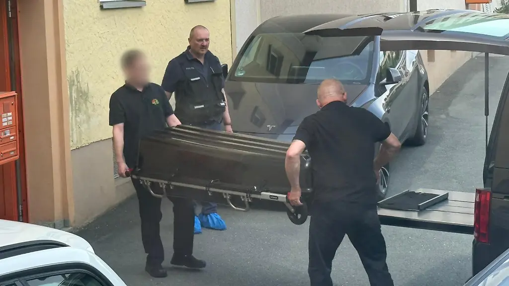 Gewalttat in Oberfranken: Polizei nimmt Frau nach Leichenfund in Wohnung fest