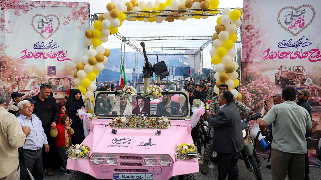 Zeremonie in Teheran: Massenweise Paare aus „Selbstopferungs“-Programm heiraten