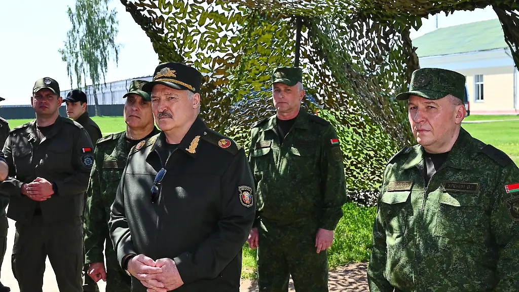 Auf-diesem-Foto-das-vom-Pressedienst-des-belarussischen-Praesidenten-veroeffentlicht-wurde-spricht-der-belarussische-Praesident-Alexander-Lukaschenko-M-zu-Offizieren-waehrend-er-an-gemeinsamen-Nuklearuebungen-der-russischen-und-belarussischen-Streitkraefte-im-Bezirk-Asipowitschi-in-Belarus-teilnimmt