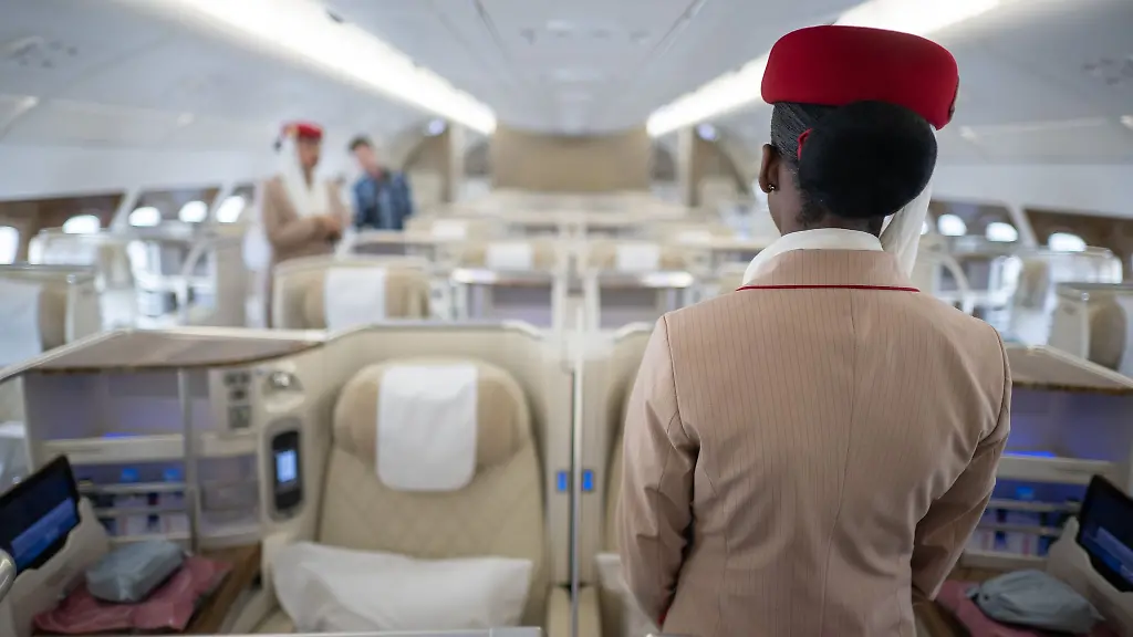 Mehr als nur Höflichkeit: Warum begrüßen Flugbegleiter eigentlich alle Passagiere?
