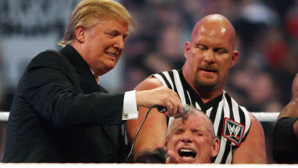 Bildnummer-02752035-Datum-01-04-2007-Copyright-imago-UPI-Photo-Unternehmer-Donald-Trump-li-schert-nach-seinem-Sieg-bei-der-Battle-of-the-Billionaires-dem-unterlegenen-WWE-Chairman-Vince-McMahon-den-Kopf-hi-Ringrichter-Stone-Cold-Steve-Austin-alle-USA-PUBLICATIONxINxGERxSUIxAUTxHUNxONLY-dep2007040105-Mc-Mahon-MacMahon-Mac-Vdig-hoch-Funktionaer-Verbandsfuehrung-Verband-Vorstand-Geschaeftsfuehrer-Geschaeftsfuehrung-CEO-Chief-Executive-Officer-people-Wirtschaft-Unternehmensfuehrung-Manager-Immobilien-Immobilienwirtschaft-Rasur-rasieren-Glatze-23
