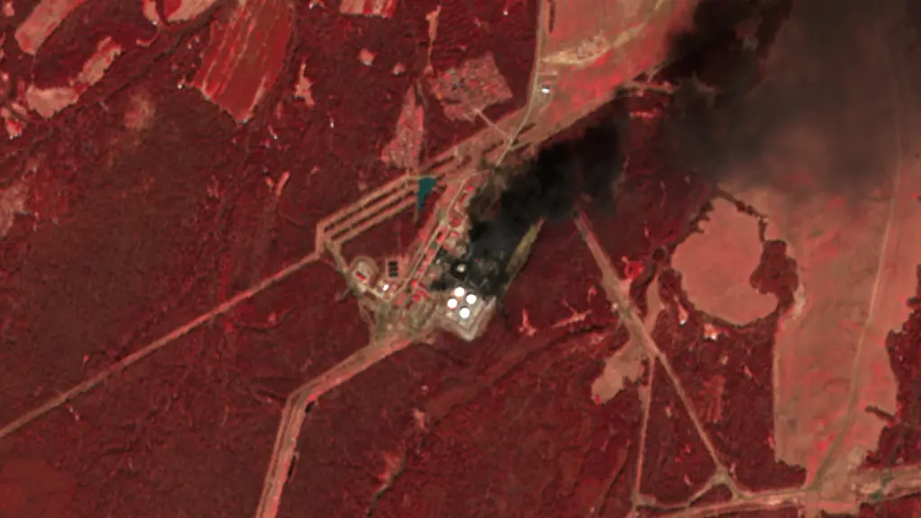 Blick-aus-dem-All-auf-die-Oel-Pumpstation-bei-Perm-Die-fuer-das-russische-Pipeline-Netz-bedeutsame-Anlage-liegt-rund-1130-Kilometer-oestlich-von-Moskau-Die-Lagertanks-auf-dem-Gelaende-stehen-seit-ukrainischen-Angriffen-Ende-April-den-sechsten-Tag-in-Folge-in-Flammen-Satellitenaufnahme-vom-4-Mai-2026
