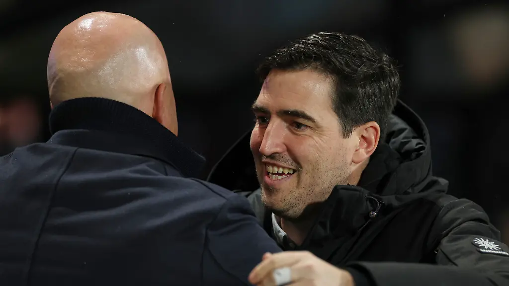 Bournemouth-s-head-coach-Andoni-Iraola-right-embraces-Liverpool-s-manager-Arne-Slot-prior-to-the-start-of-the-English-Premier-League-soccer-match-between-Bournemouth-and-Liverpool-in-Bournemouth-England-Saturday-Jan-24-2026