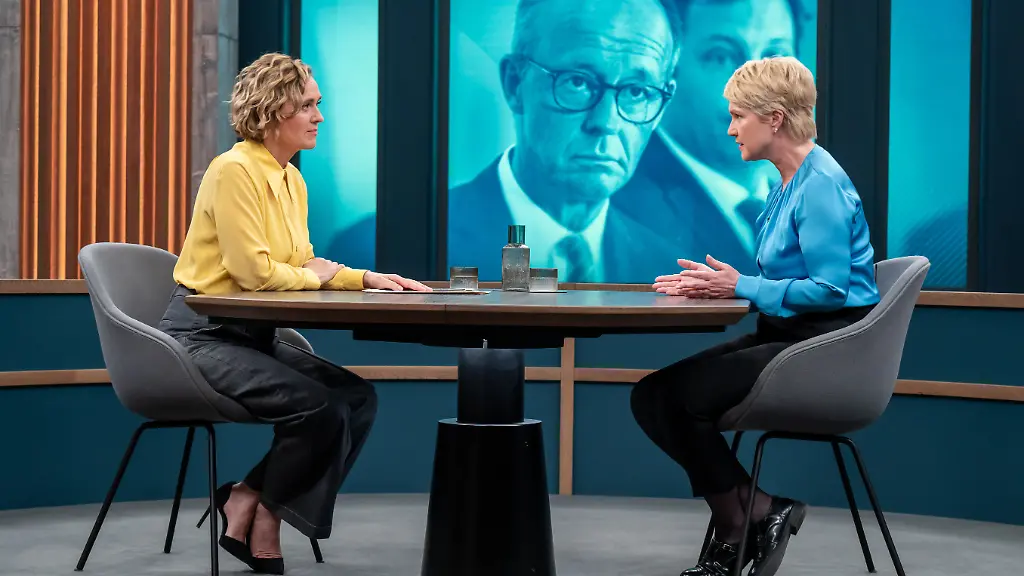 Caren-Miosga-mit-ihrem-Gast-Manuela-Schwesig-SPD-NDR-Thomas-Ernst-honorarfrei-Verwendung-gemaess-der-AGB-im-engen-inhaltlichen-redaktionellen-Zusammenhang-mit-genannter-NDR-Sendung-bei-Nennung-Bild-NDR-Thomas-Ernst-S2-NDR-Presse-und-Information-Fotoredaktion-Tel-040-4156-2306-oder-2305-pressefoto-ndr