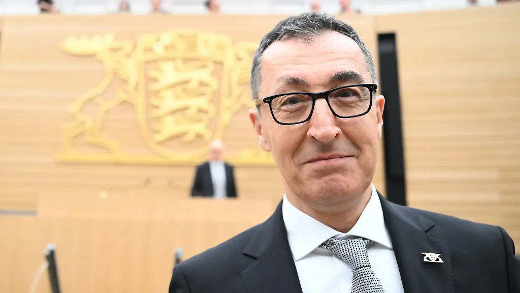 Cem-Oezdemir-Buendnis-90-Die-Gruenen-designierter-Ministerpraesident-von-Baden-Wuerttemberg-laechelt-zu-Beginn-der-Sitzung-Der-neu-gewaehlte-Landtag-von-Baden-Wuerttemberg-tritt-zu-seiner-konstituierenden-Sitzung-mit-der-Wahl-eines-neuen-Landtagspraesidenten-zusammen