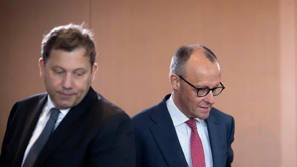DEU-Deutschland-Germany-Berlin-29-04-2026-Lars-Klingbeil-Bundesfinanzminister-und-Vizekanzler-SPD-und-Bundeskanzler-Friedrich-Merz-CDU-rechts-vor-der-Kabinettssitzung-im-Berliner-Kanzleramt-Bundeskanzleramt-in-Berlin-Deutschland-en-Lars-Klingbeil-Federal-Finance-Minister-and-Vice-Chancellor-SPD-and-Chancellor-Friedrich-Merz-CDU-right-during-the-cabinet-meeting-in-the-Berlin-Chancellery-Federal-Chancellery-in-Berlin-Germany