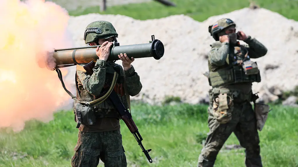 DIESES-FOTO-WIRD-VON-DER-RUSSISCHEN-STAATSAGENTUR-TASS-ZUR-VERFUeGUNG-GESTELLT-RUSSIA-LUGANSK-PEOPLE-S-REPUBLIC-MAY-8-2026-A-serviceman-fires-an-anti-tank-guided-missile-as-part-of-combat-training-for-an-assault-unit-of-the-Bashkortostan-31st-Motor-Rifle-Regiment-of-the-25th-Combined-Arms-Army-Zapad-West-Group-of-Forces-at-a-training-ground
