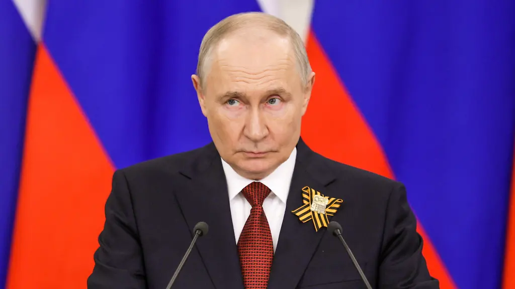 DIESES-FOTO-WIRD-VON-DER-RUSSISCHEN-STAATSAGENTUR-TASS-ZUR-VERFUeGUNG-GESTELLT-RUSSIA-MOSCOW-MAY-9-2026-Russia-s-President-Vladimir-Putin-talks-to-journalists-at-the-Moscow-Kremlin