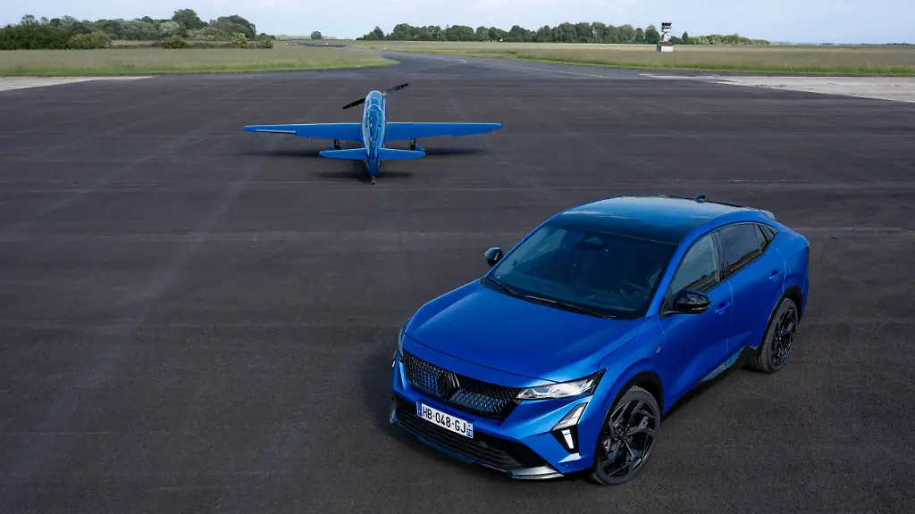 Starker Windstoß in Tiefblau: Den Renault Rafale gibts als Auto und Flugzeug