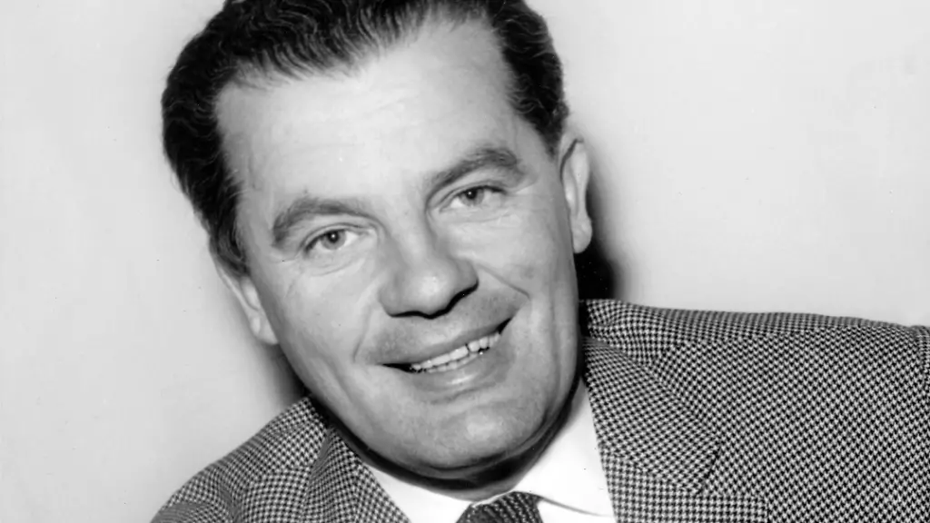 Der-Sportreporter-Herbert-Zimmermann-Leiter-der-Abteilung-Sport-beim-Norddeutschen-Rundfunk-aufgenommen-am-05-08-1960-Er-kommentierte-1954-das-Fussball-Weltmeisterschaftsfinale-zwischen-Deutschland-und-Ungarn-3-2-und-wurde-mit-dieser-Reportage-beruehmt