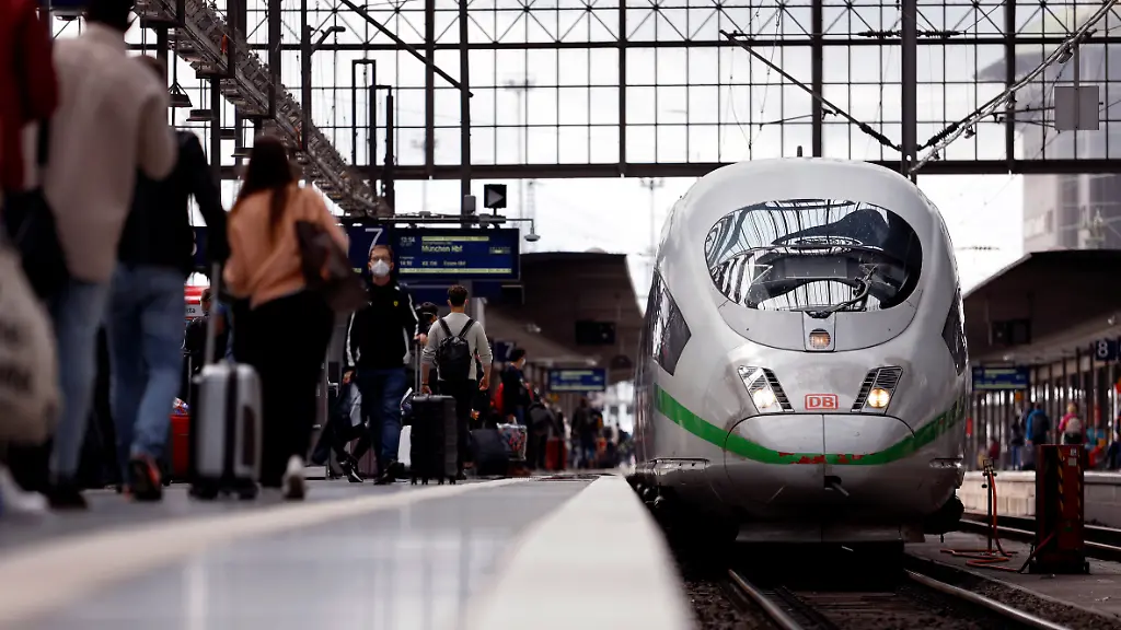 Die-Deutsche-Bahn-hat-Fahrpreiserhoehungen-angekuendigt-Zusaetzlich-will-der-Konzern-den-beliebten-Gepaeckservice-fuer-die-Bahncard-100-komplett-ersatzlos-streichen-Im-Bild-Passagiere-mit-Gepaeck-am-Frankfurter-Hauptbahnhof-Themenbild-Symbolbild-Frankfurt-15-10