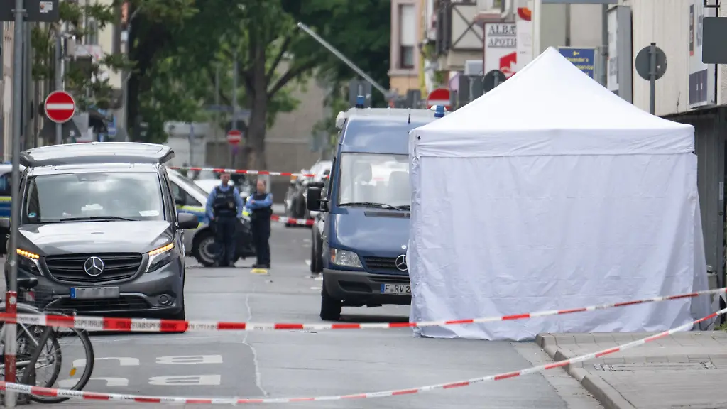Polizei nimmt Teenager fest: 19-Jähriger liegt tot in Blutlache vor Frankfurter Parkhaus