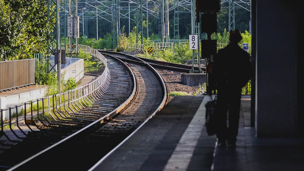 Bahnstrecke Berlin-Leipzig: Böschungsbrand verursacht stundenlange Probleme im Fernverkehr