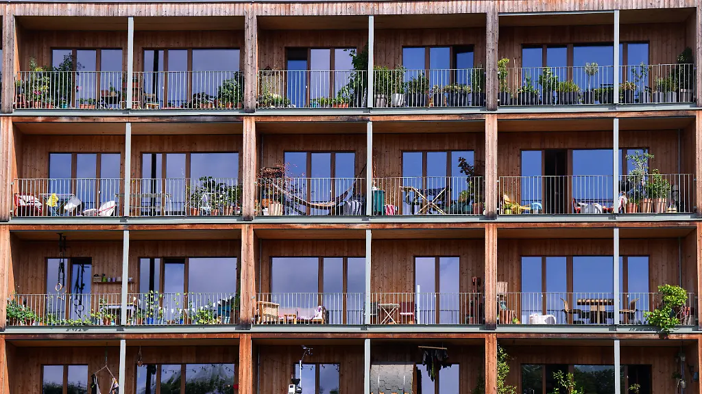 Die-Sonne-scheint-auf-die-Balkone-und-Terrassen-von-Neubauten-in-Berlin-Friedrichshain