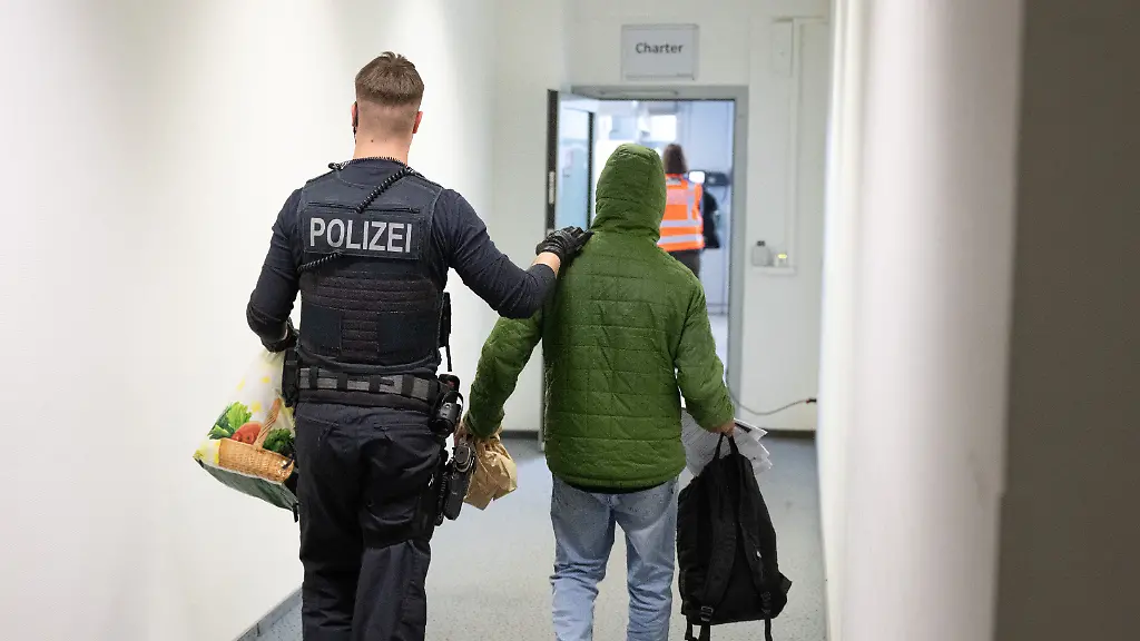 Mehr Anreize zur Rückkehr?: Dobrindt will Straftäter noch schneller abschieben