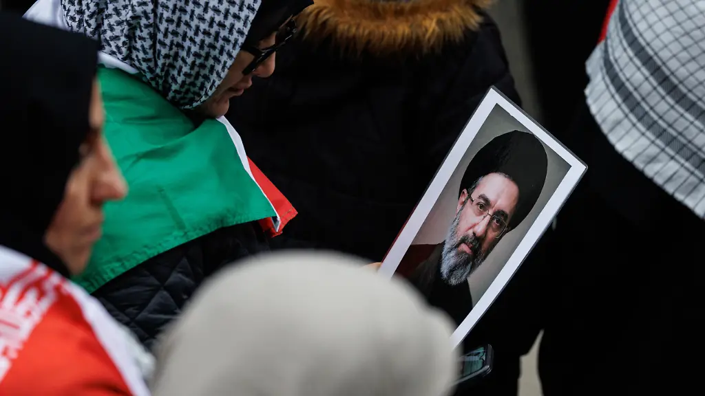 Teheran dementiert Spekulationen: Chamenei soll nur „oberflächlich verletzt“ sein