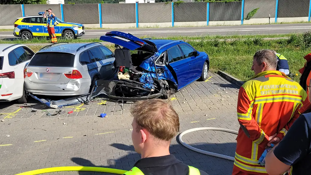 Tödliches Unglück auf Parkplatz: 75-Jähriger überfährt 73-Jährigen in Dotternhausen