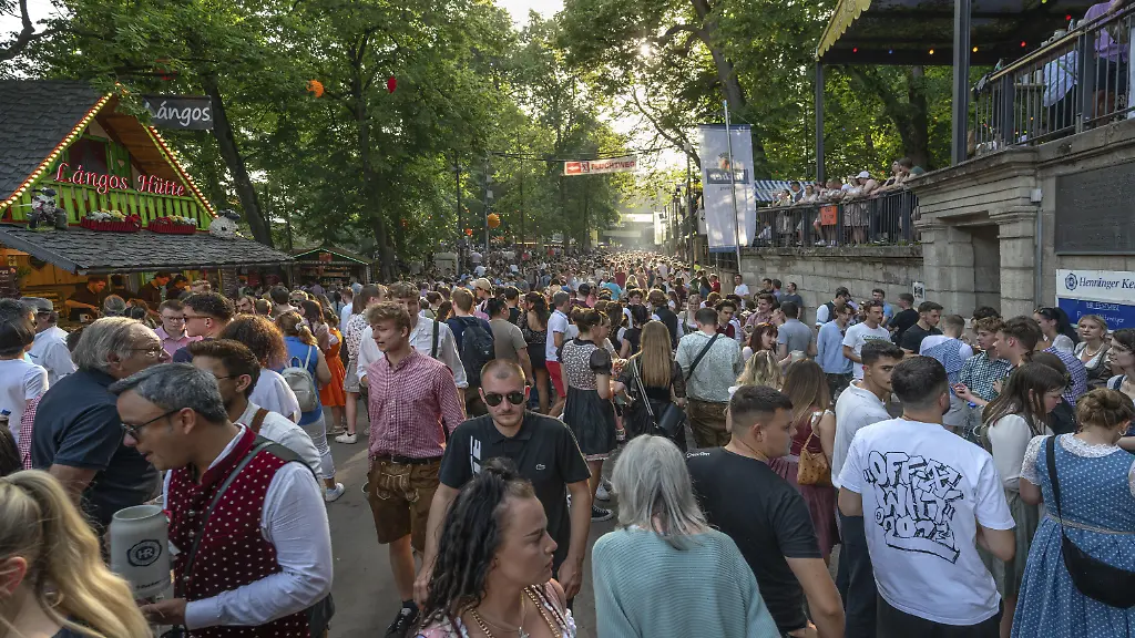 Streit um „Sperrbezirk“-Liste: Erlangen übermittelt Volksfest-Wirten Liste mit unerwünschten Songs