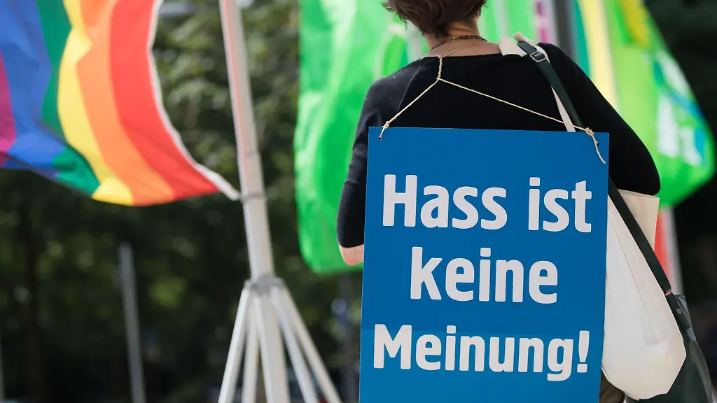 Es-findet-hier-in-Deutschland-keine-Zensur-statt-betonte-der-stellvertretende-Regierungssprecher-Steffen-Meyer-in-Berlin