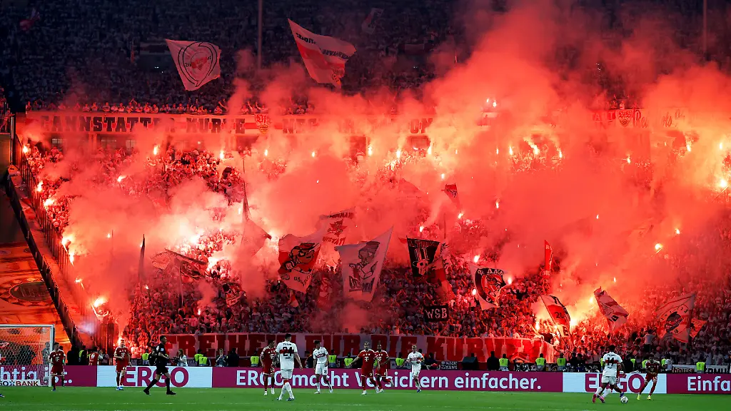 Pyro, Proteste, Unterbrechung: DFB ermittelt: FC Bayern und VfB drohen massive Strafen