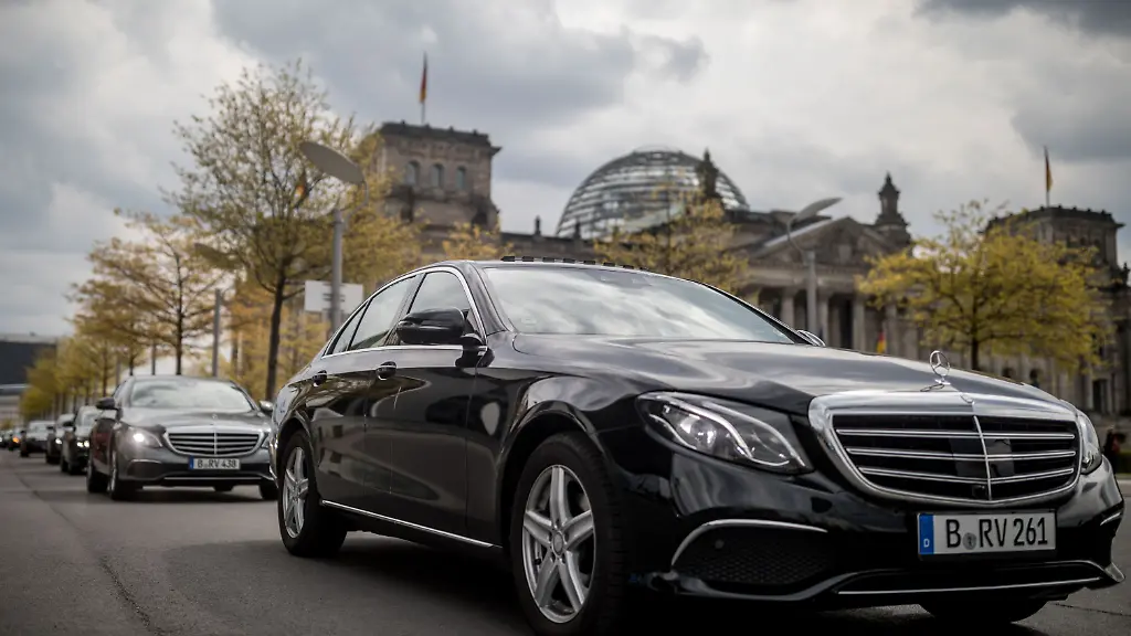 Fahrzeuge-der-Fahrbereitschaft-des-Deutschen-Bundestags-fahren-am-28-04-2017-bei-einem-Autokorso-in-Richtung-Bundestag-in-Berlin-Die-Angestellten-eines-externen-Dienstleisters-des-Deutschen-Bundestags-wollen-mit-dem-Autokorso-auf-ihre-Beschaeftigungsverhaeltnisse-nach-einem-Wechsel-des-Anbieters-hinweisen