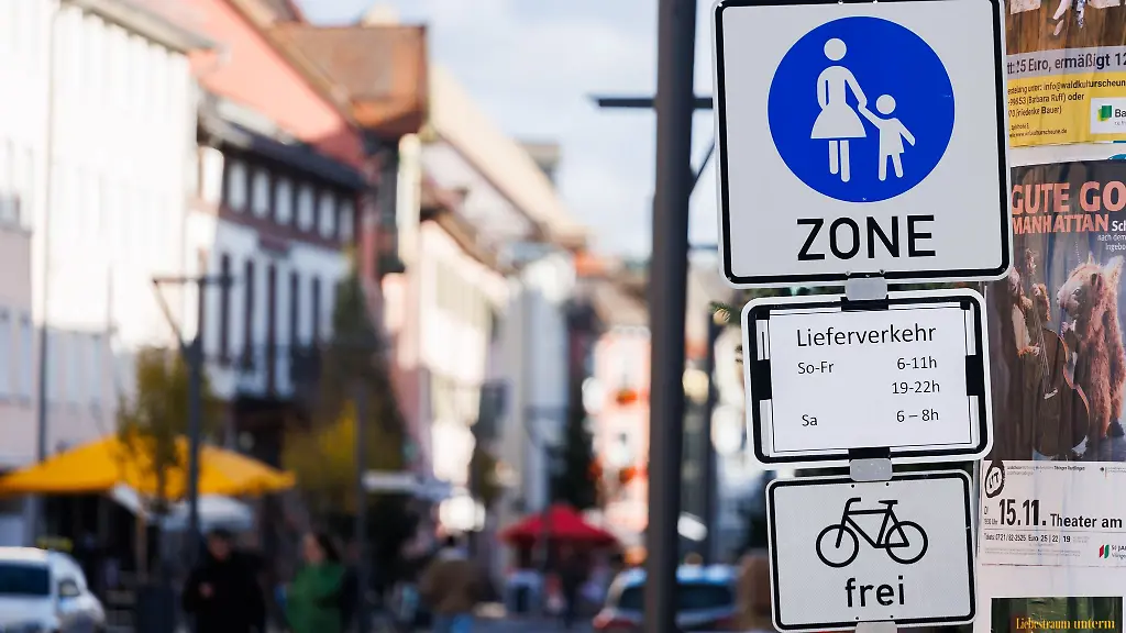Urteil aus dem Verkehrsrecht: Kind in Fußgängerzone angefahren – warum der Opa mithaftet