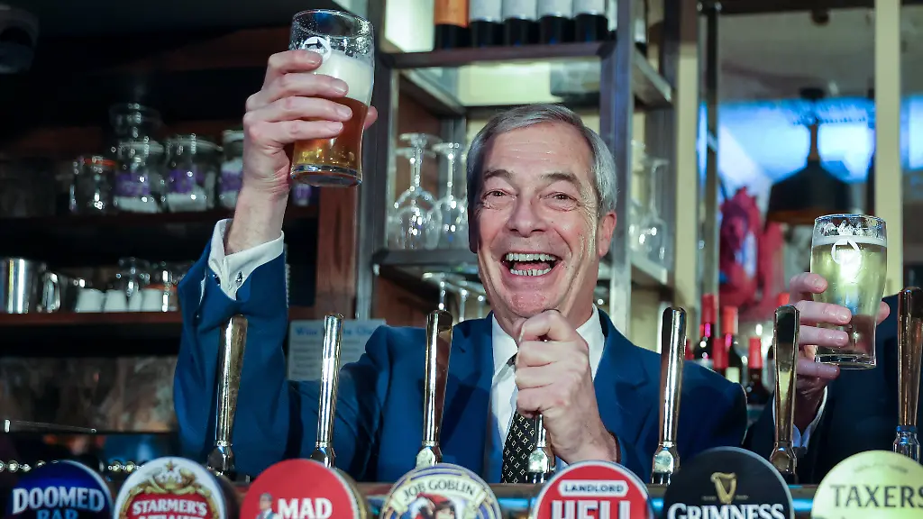 February-3-2026-London-London-UK-London-UK-Reform-UK-leader-NIGEL-FARAGE-MP-with-a-pint-of-beer-during-a-press-conference-at-a-central-London-pub-including-a-10p-cut-in-VAT-for-the-hospitality-sector-and-a-A-3bn-tax-relief-package-if-Reform-UK-wins-the-next-election