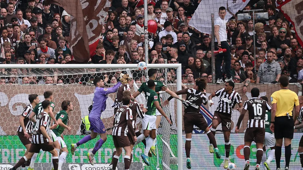 Fussball-Maenner-Bundesliga-FC-St-Pauli-VfL-Wolfsburg-34-Spieltag-Millerntor-Stadion-Konstantinos-Koulierakis-M-VfL-Wolfsburg-erzielt-per-Kopf-das-Tor-zum-0-1