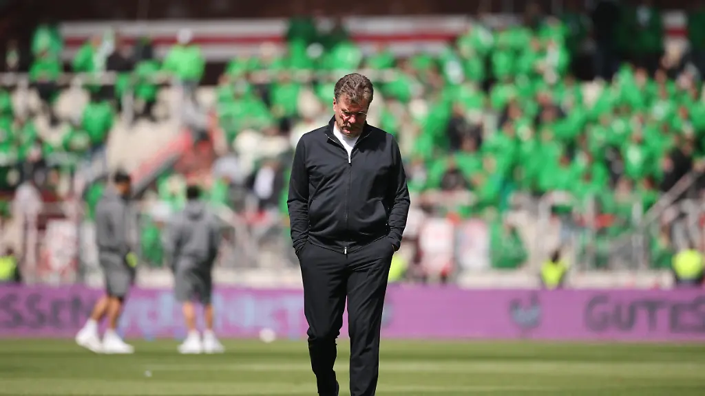 Fussball-Maenner-Bundesliga-FC-St-Pauli-VfL-Wolfsburg-34-Spieltag-Millerntor-Stadion-Trainer-Dieter-Hecking-VfL-Wolfsburg-geht-vor-dem-Spiel-ueber-den-Rasen