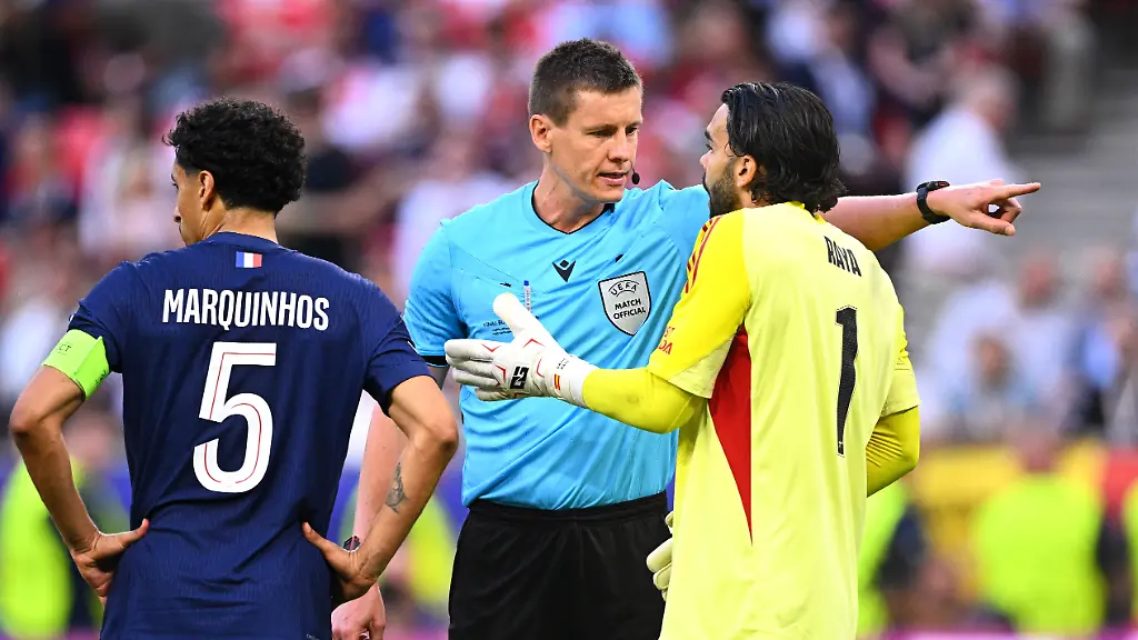 Fussball-Maenner-Champions-League-Paris-Saint-Germain-PSG-FC-Arsenal-Finale-Puskas-Arena-Torhueter-David-Raya-r-FC-Arsenal-diskutiert-mit-Schiedsrichter-Daniel-Siebert-M-aus-Deutschland