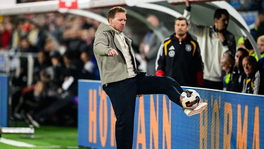 Fussball-Maenner-Laenderspiele-Schweiz-Deutschland-St-Jakob-Park-Trainer-Julian-Nagelsmann-Deutschland-in-Aktion-Julian-Nagelsmann-trainiert-die-Fussballer-der-deutschen-Nationalmannschaft
