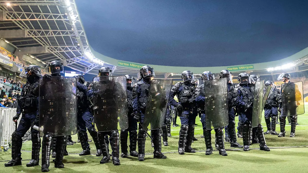 Platzsturm bei Absteiger Nantes: Vermummte Anhänger erzwingen Spielabbruch bei letzter Erstligapartie