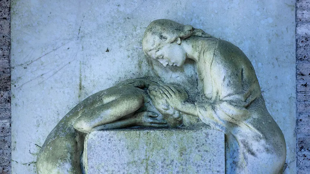 Grabstein-mit-Relief-zweier-trauernden-Frauengestakten-Waldfriedhof-Muenchen-Oberbayern-Bayern-Deutschland-Europa