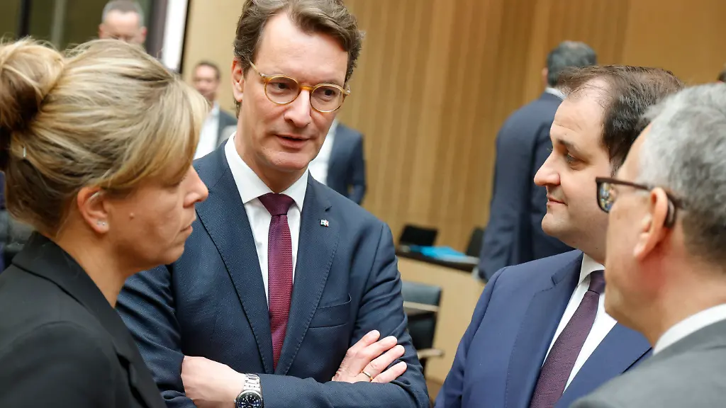 Hendrik-Wuest-CDU-Ministerpraesident-des-Landes-Nordrhein-Westfalen-Nathanael-Liminski-CDU-Minister-fuer-Bundes-und-Europaangelegenheiten-Internationales-sowie-Medien-und-Chef-der-Staatskanzlei-des-Landes-Nordrhein-Westfalen-Deutschland-Berlin-1065-Sitzung-des-Bundesrates-am-8