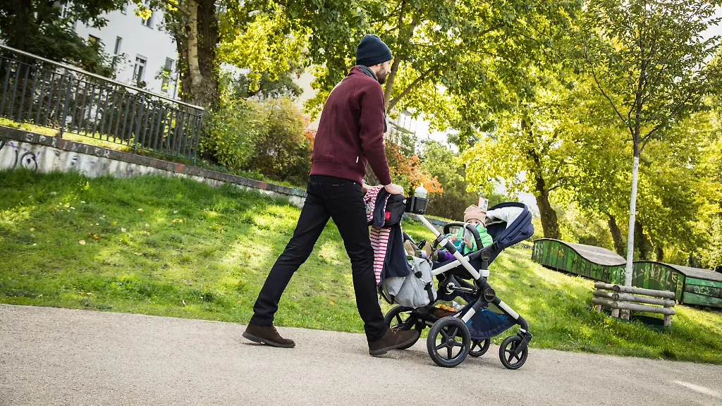 ILLUSTRATION-Ein-Vater-geht-am-06-10-2022-in-Berlin-mit-einem-Kinderwagen-spazieren-gestellte-Szene