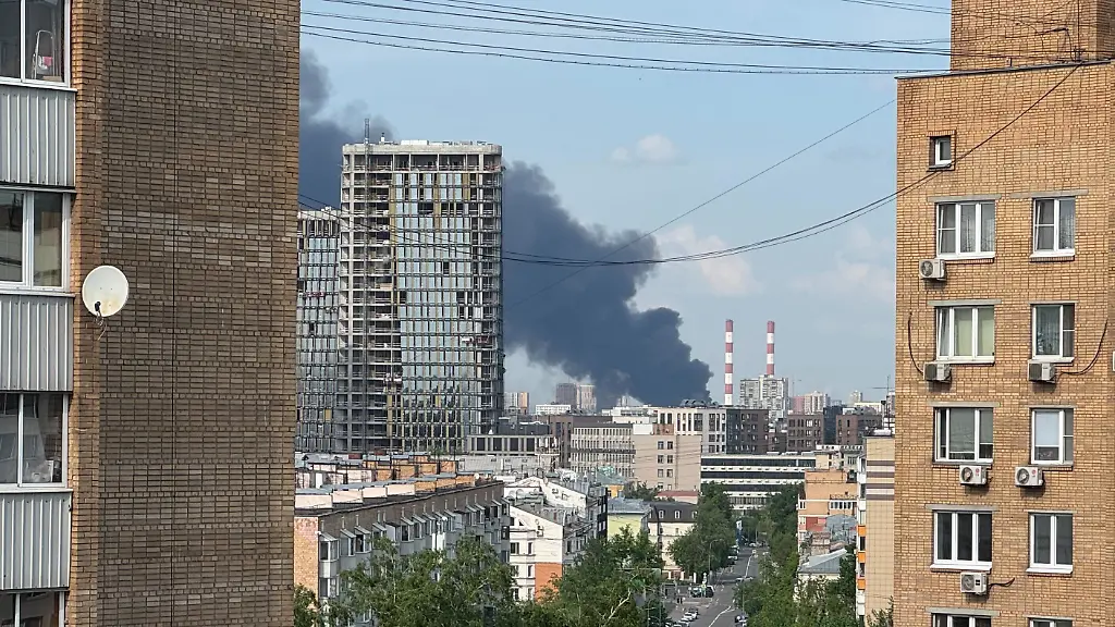 Im-Osten-Moskaus-ist-ein-Grossfeuer-ausgebrochen-Stunden-zuvor-war-die-russische-Hauptstadt-Ziel-schwerer-Drohnenangriffe