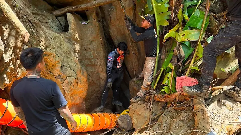 Leben die Vermissten noch?: Goldsucher sitzen seit Tagen in überfluteter Höhle in Laos fest