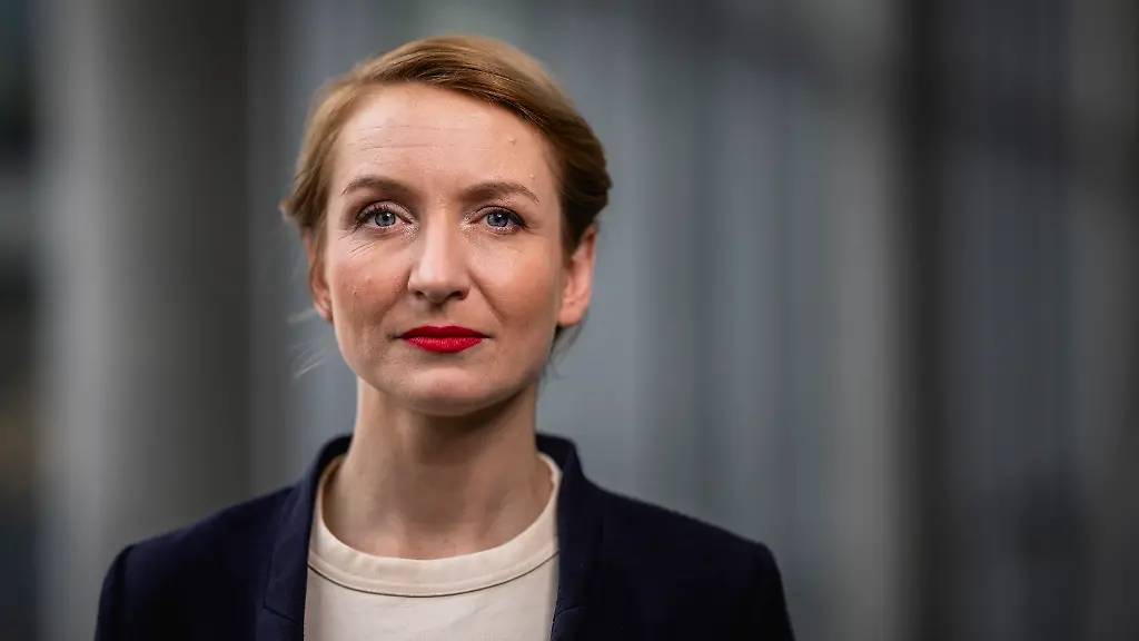 Ines-Schwerdtner-Parteivorsitzende-die-Linke-posiert-fuer-ein-Foto-in-Berlin-04-02-2026
