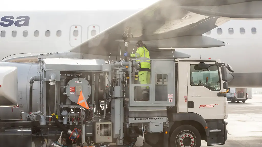 Lufthansa-airplane-refueling-Lufthansa-airplane-refueling-on-the-airport-in-Munich-loading-cargo
