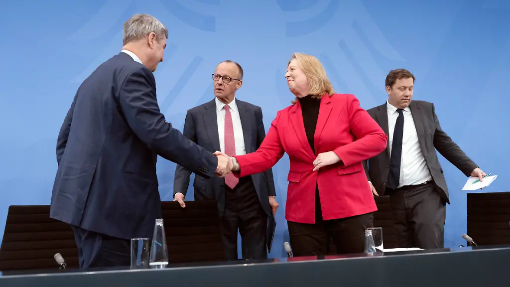 Markus-Soeder-Friedrich-Merz-Baerbel-Bas-und-Lars-Klingbeil-bei-einem-Pressestatment-zu-den-Beschluessen-nach-den-Gespraechen-der-Koalition-zur-Entlastung-der-Buerger-und-Unternehmer-im-Kanzleramt-Berlin-13-04