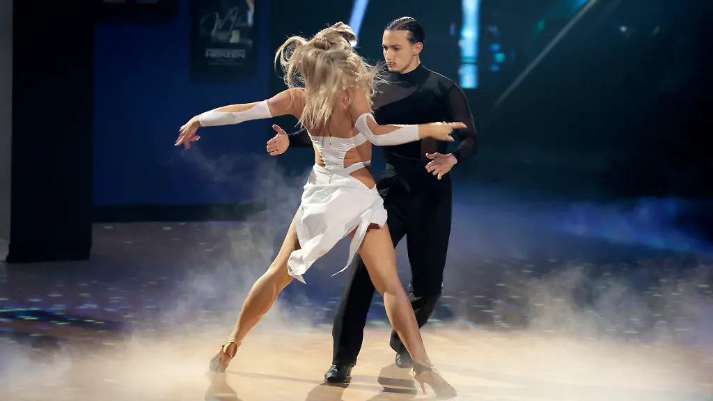 Milano-mit-Marta-Arndt-in-der-neunten-Live-Show-der-19-Staffel-der-RTL-Tanzshow-Let-s-Dance-im-MMC-Coloneum-Koeln-08-05