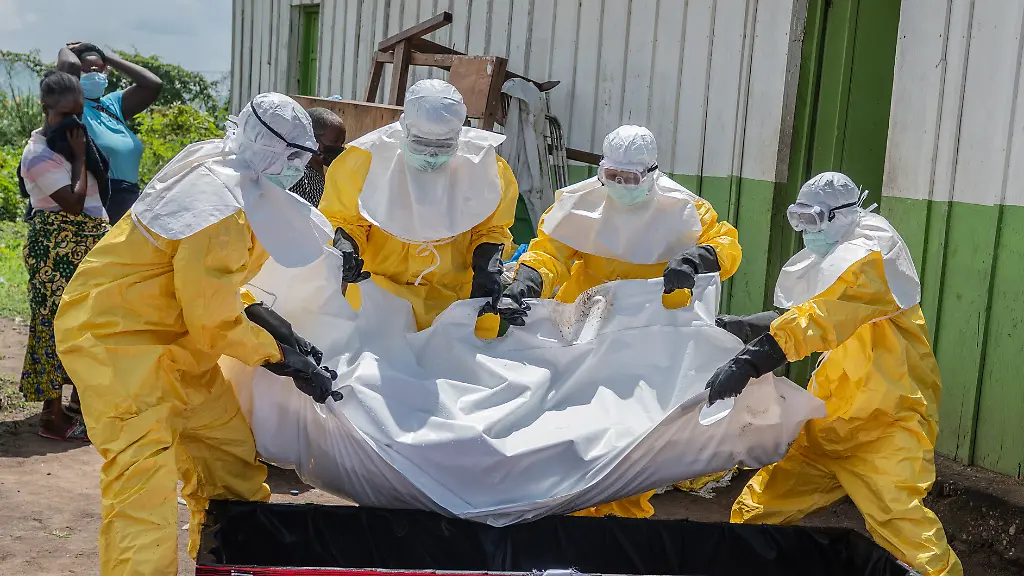 Mitarbeiter-des-Roten-Kreuzes-tragen-die-Leiche-eines-an-Ebola-Verstorbenen-in-einen-Sarg-in-einem-Gesundheitszentrum-in-Rwampara-Kongo